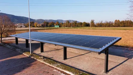 Pensilina per auto con pannelli solari